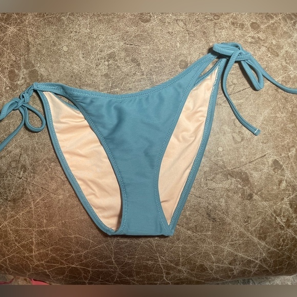 J. Crew Ribbed curved-waist cheeky string bikini bottom
Size M - Picture 11 of 11